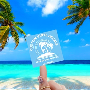 Könnte beinhalten: Ein hellblauer quadratischer Aufkleber mit weißem Text, der "Custom Vinyl Decals" lautet, und einer weißen Silhouette von Palmen auf einer Insel. Der Text unter dem Bild lautet "Your design any size any shape".