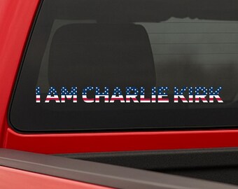Calcomanía de vinilo con la bandera estadounidense "Soy Charlie Kirk" (tema patriótico). Calcomanía de vinilo para auto. Calcomanía inspiradora de Charlie Kirk. Fabricada en EE. UU.