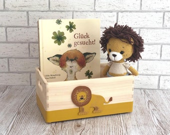 Bücherkiste S Löwenmotiv Senffarbe aus Holz, personalisiert, Spielzeugkiste, Deko Kinderzimmer, Aufbewahrung, Kinderzimmerdekoration.
