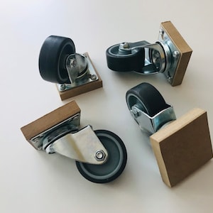 Rolo de móveis para caixa de brinquedos, parafusos e discos de madeira.