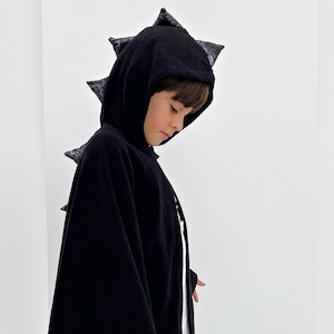 Cape de dragon adaptée aux enfants, costume de dragon pour enfants, tenue de dragon noir d'Halloween, déguisement de créature fantastique, cape à capuche effrayante et queue