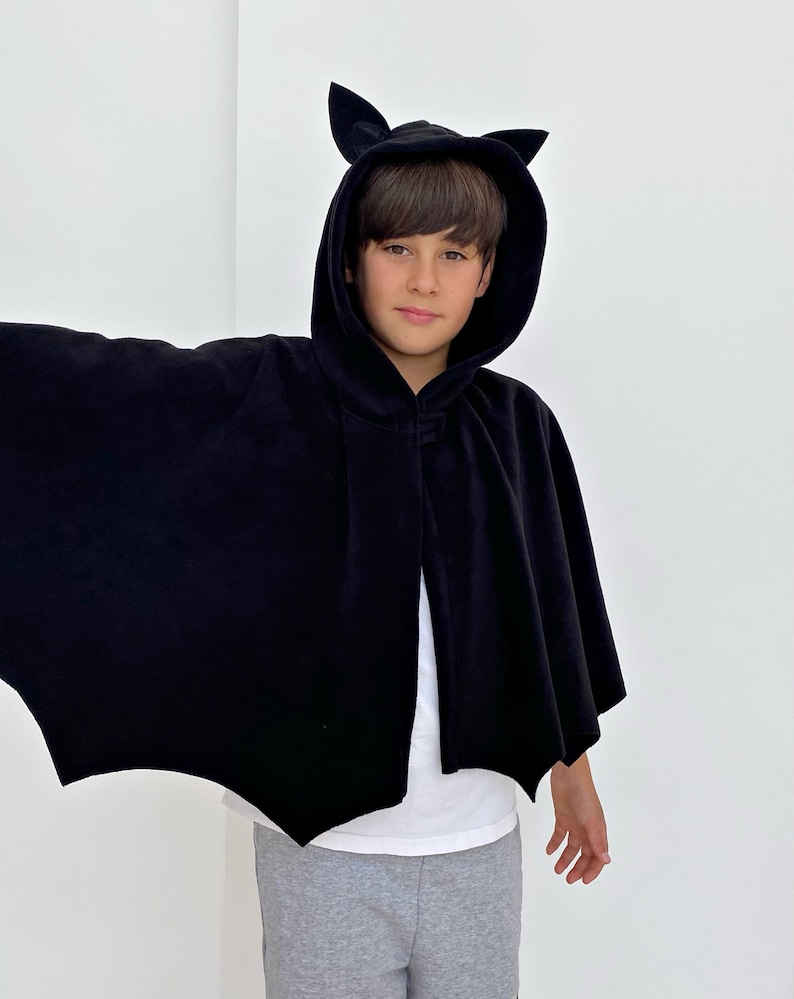 Puede incluir: Un disfraz de murci&eacute;lago negro con capucha y orejas de murci&eacute;lago. El disfraz est&aacute; hecho de forro polar y tiene un dise&ntilde;o simple.