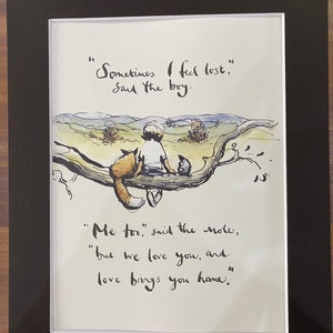 Op de afbeelding: Een zwart-witte illustratie van een jongen die op een tak zit met een vos en een mol. De tekst luidt: "Soms voel ik me verloren", zei de jongen. "Ik ook", zei de mol, "maar we houden van je, en liefde brengt je thuis."