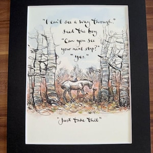 Puede incluir: Una impresión en acuarela enmarcada que presenta un caballo y un niño en un entorno forestal. La obra de arte incluye texto escrito a mano: "No veo el camino," "¿Puedes ver tu próximo paso?" y "Simplemente haz eso."