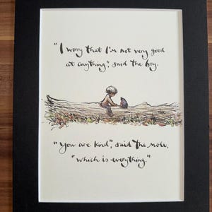 Puede incluir: Lámina artística enmarcada con una ilustración en acuarela de un niño y un topo. La impresión incluye la cita: "Me preocupa no ser muy bueno en nada", dijo el niño. "Eres amable", dijo el topo, "que lo es todo".