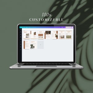 Puede incluir: Una pantalla de computadora port&aacute;til que muestra un programa de dise&ntilde;o digital con una maqueta de un folleto. El folleto tiene un esquema de color marr&oacute;n y blanco y presenta el texto "A Divine Journey". El texto "100% Customizable" se muestra encima de la computadora port&aacute;til.