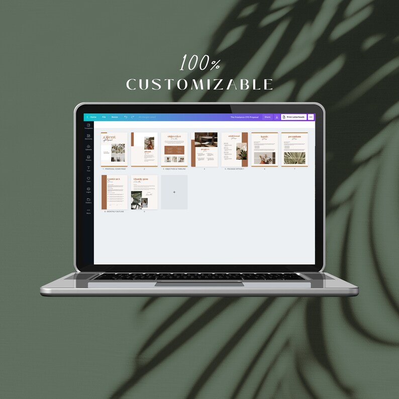 Puede incluir: Una pantalla de computadora port&aacute;til que muestra un programa de dise&ntilde;o digital con una maqueta de un folleto. El folleto tiene un esquema de color marr&oacute;n y blanco y presenta el texto "A Divine Journey". El texto "100% Customizable" se muestra encima de la computadora port&aacute;til.