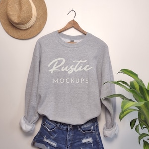 Maqueta de sudadera deportiva Gildan 18000 gris: Exhibición en percha (Descarga digital)