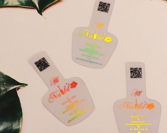 Può includere: Tre biglietti da visita in plastica opaca a forma di flacone di smalto per unghie. Le carte hanno accenti olografici dorati e neri. Il testo sulle carte recita "All Nail'd Up", "(804) 677-7717", "AllNallduplic", "#naildedsignstilymarina", "All Nail'd Up Uc" e "nailduplic@gmail.com".