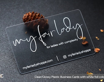 Könnte beinhalten: Eine transparente Plastik-Visitenkarte mit weißem Text, der "my fairlady" für Damen mit Komplexität lautet. Die Karte enthält auch die Website "myfairladyshoppe.com" und den Instagram-Handle "myfairladyshoppe".