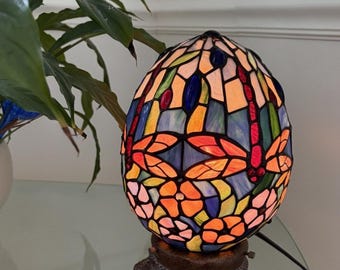 Vintage kleurrijke gebrandschilderde eivormige libellamp in Tiffany-stijl 12"