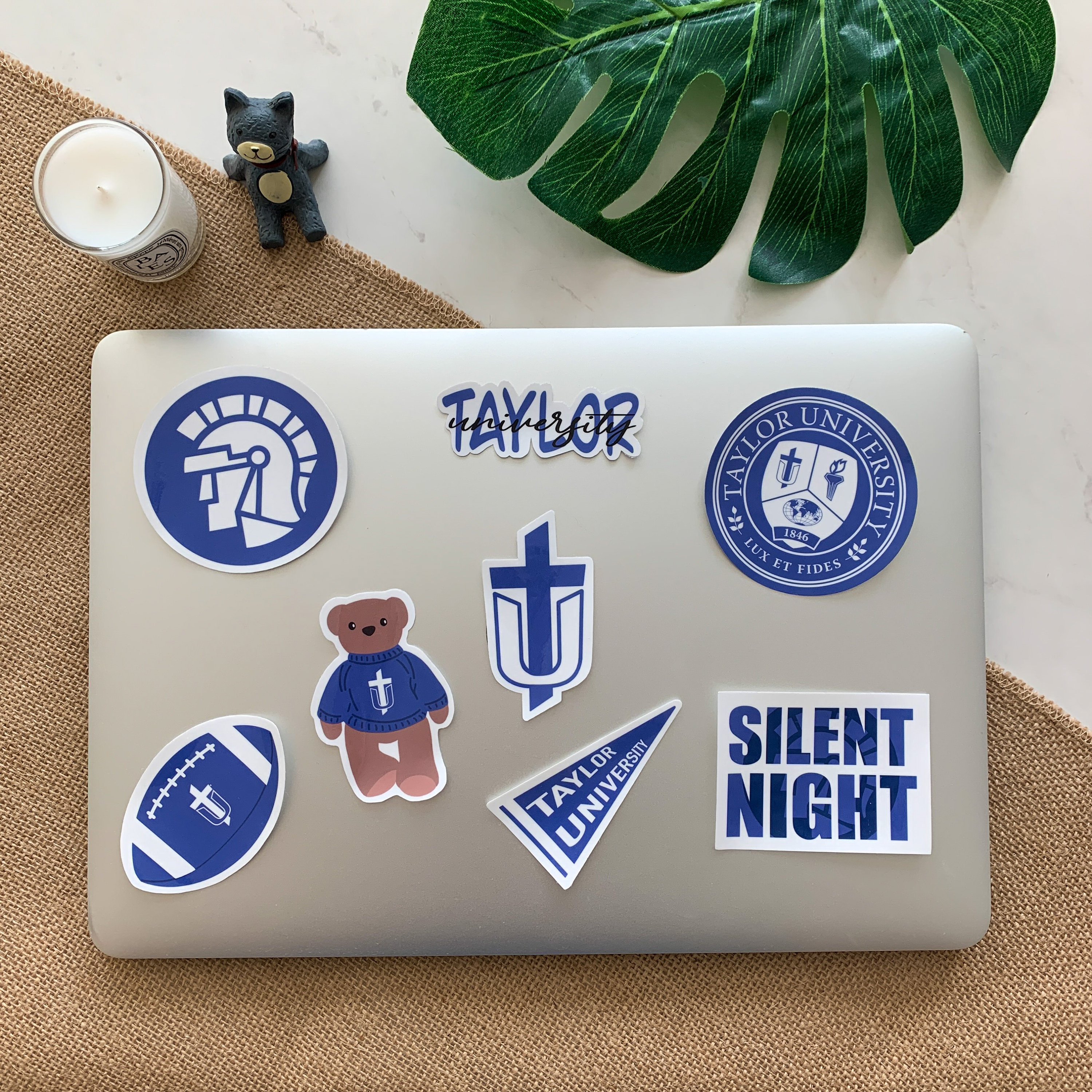 TaylorHe Laptop Skin 34x23,5 Cm – Futuristische Printplaat Met Blauwe Lichten, Passend Voor 13-14 Inch, ‘Made In Britain’ Design
