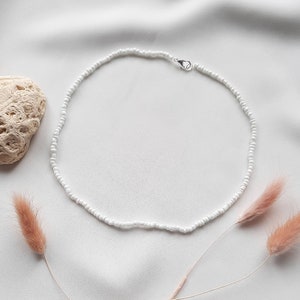 Shelly pearl choker | White, mother-of-pearl look | Chain