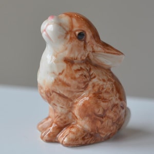 Vintage Porcelain Bunny Figurine: Easter Decoration