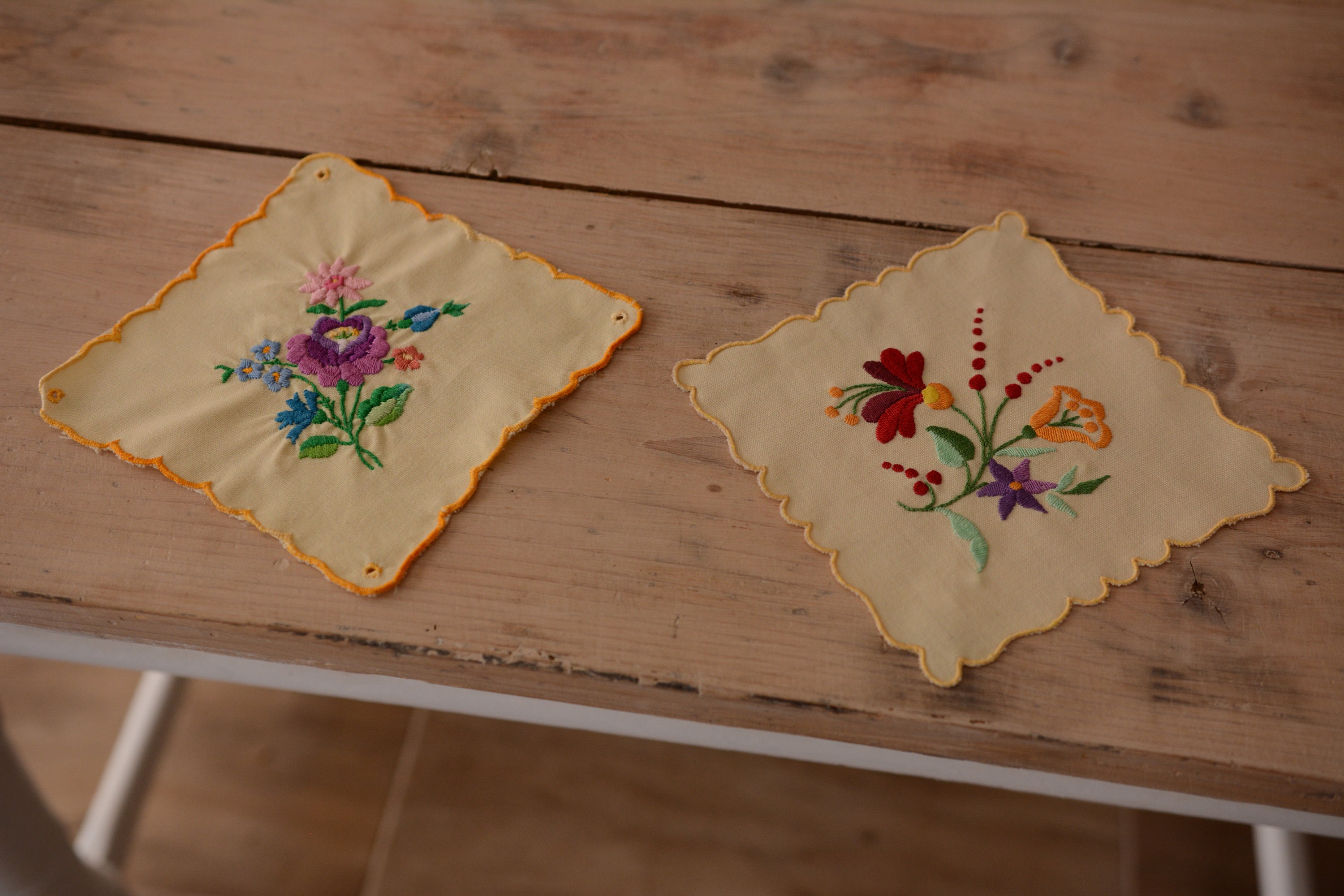 カロチャ 毛糸手刺繍 混紡リネン テーブルクロス catalog | 布博 in