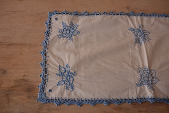 ヴィンテージ ハンガリー 手刺繍ドイリー | 青と白のテーブル