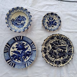 Platos de pared de cerámica Korond vintage / Arte popular húngaro con motivo floral azul y pájaros