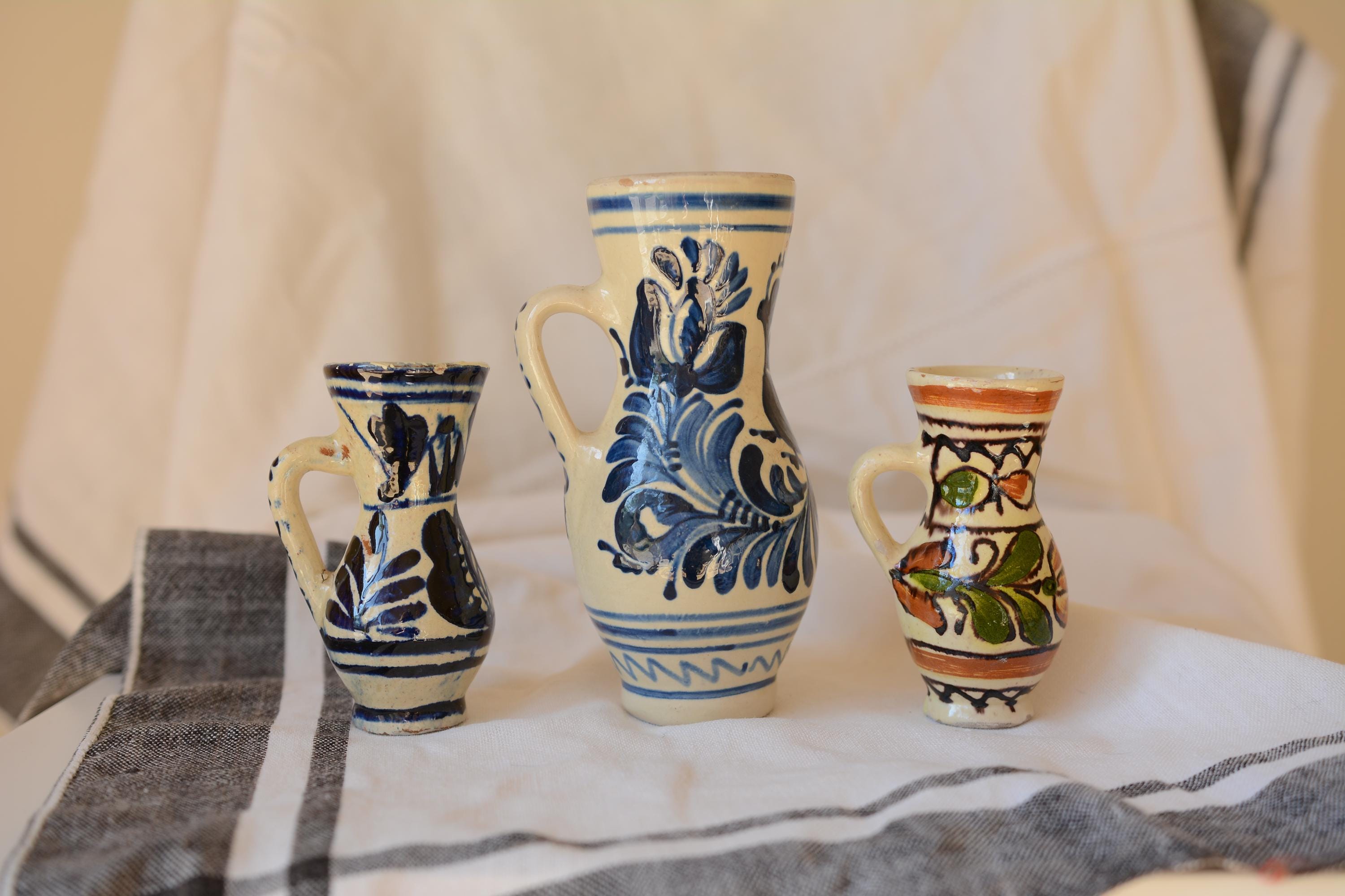 ヴィンテージのKorond陶器のピッチャー：小さな手描きの花柄の水差し