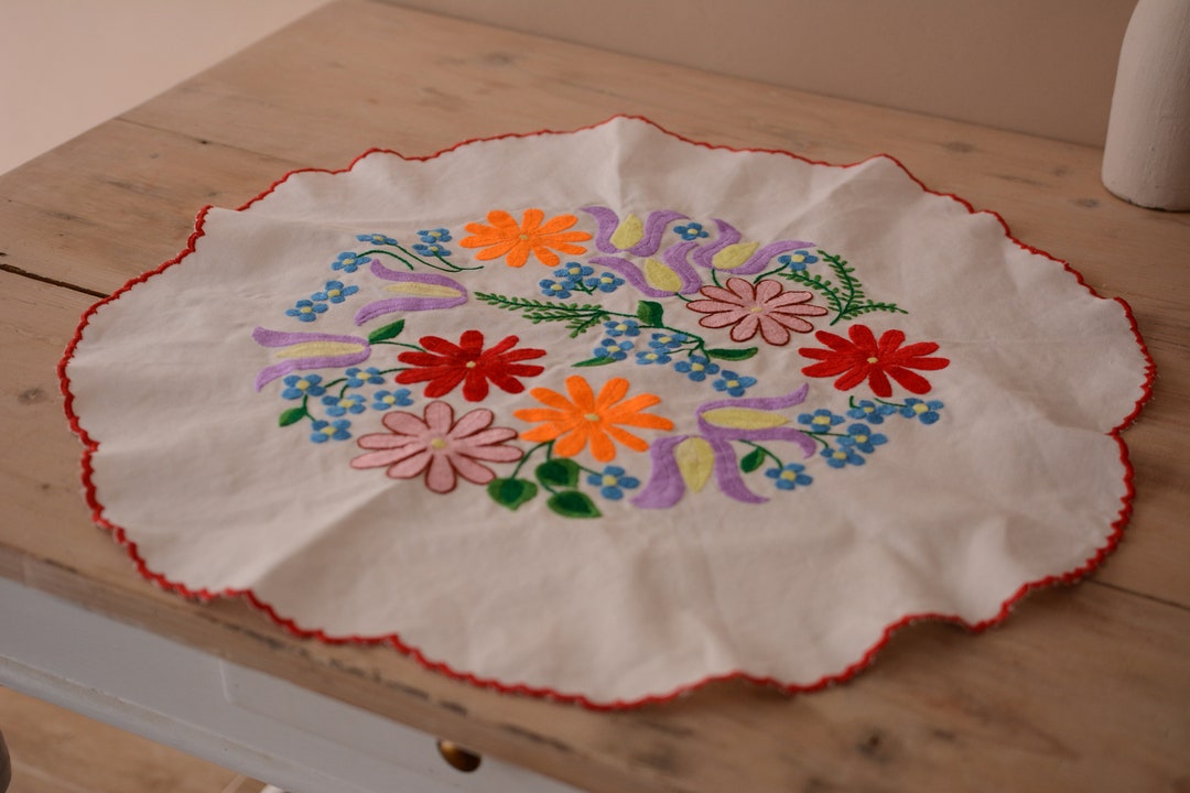 ダイニングテーブル Vintage Hungarian Table Vintage Hungarian Embroidered Tablecloth in Bright Floral Pattern