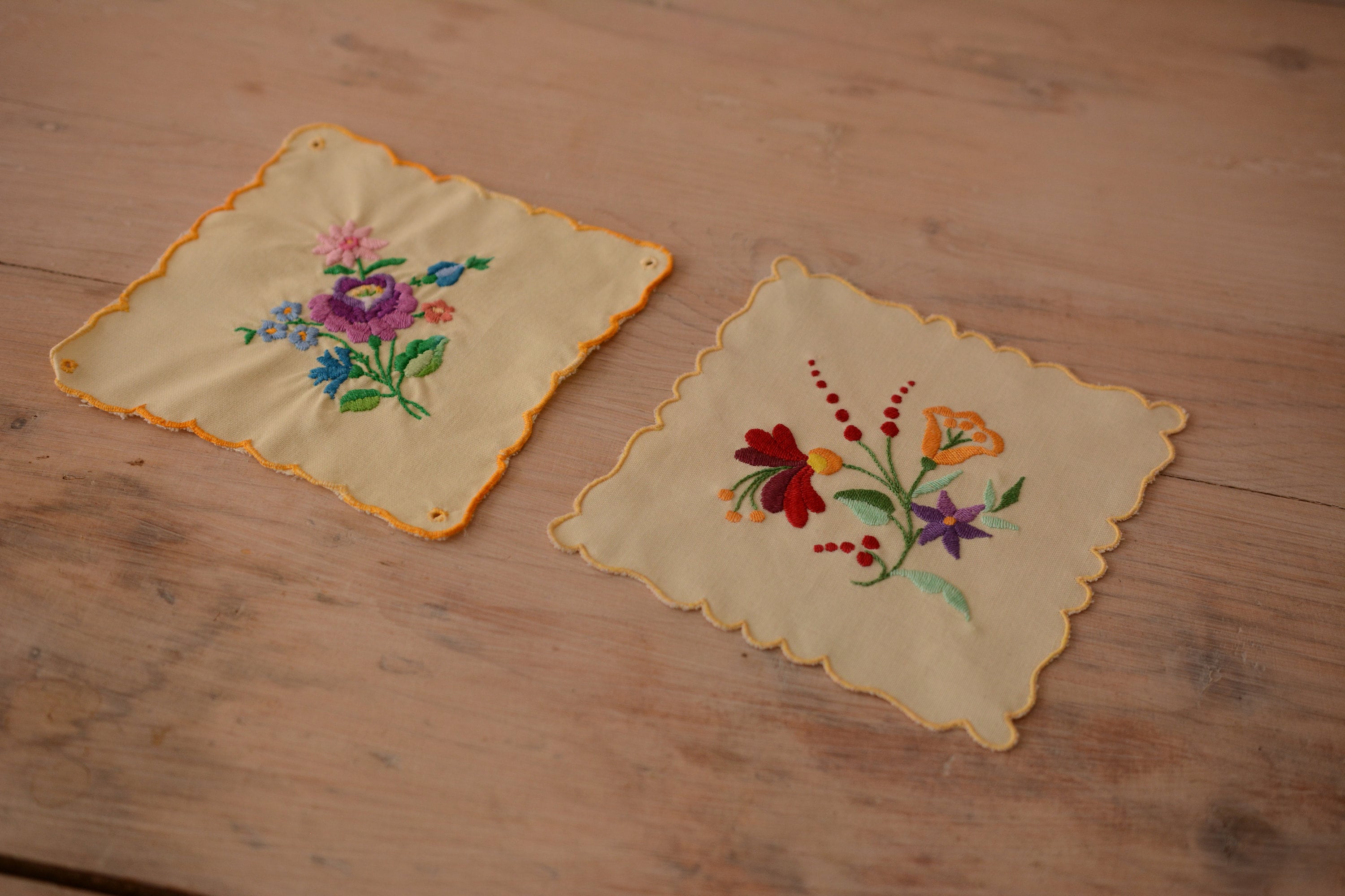 ヴィンテージ ハンガリー カロチャ 手刺繍 小さな正方形テーブルクロス