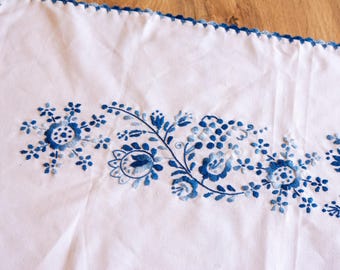 Vintage Hungarian Embroidered Tablecloth | Hungarian Folk Tablerunner
