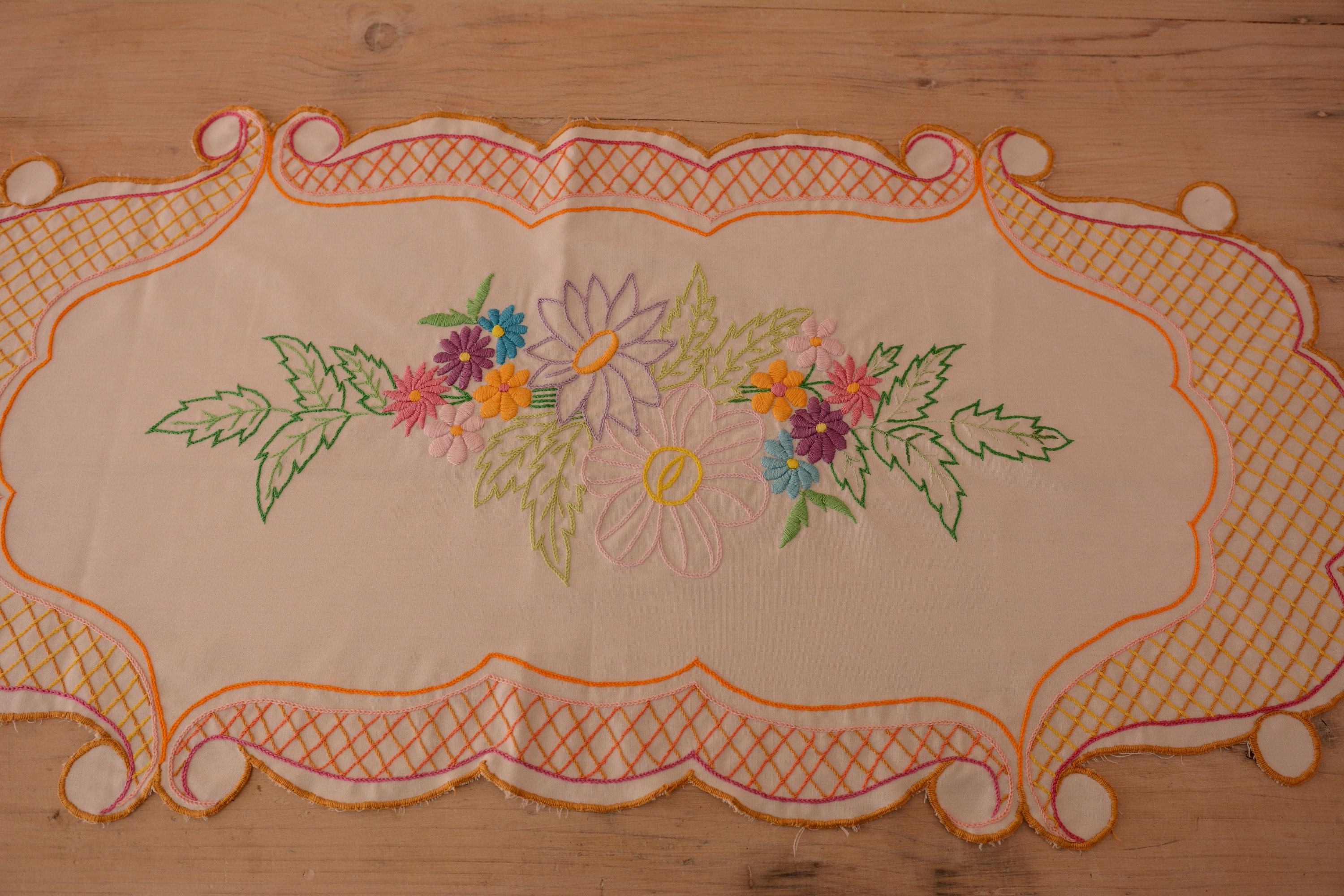 ヴィンテージ ハンガリー刺繍テーブルクロス | 明るい色のハンガリー
