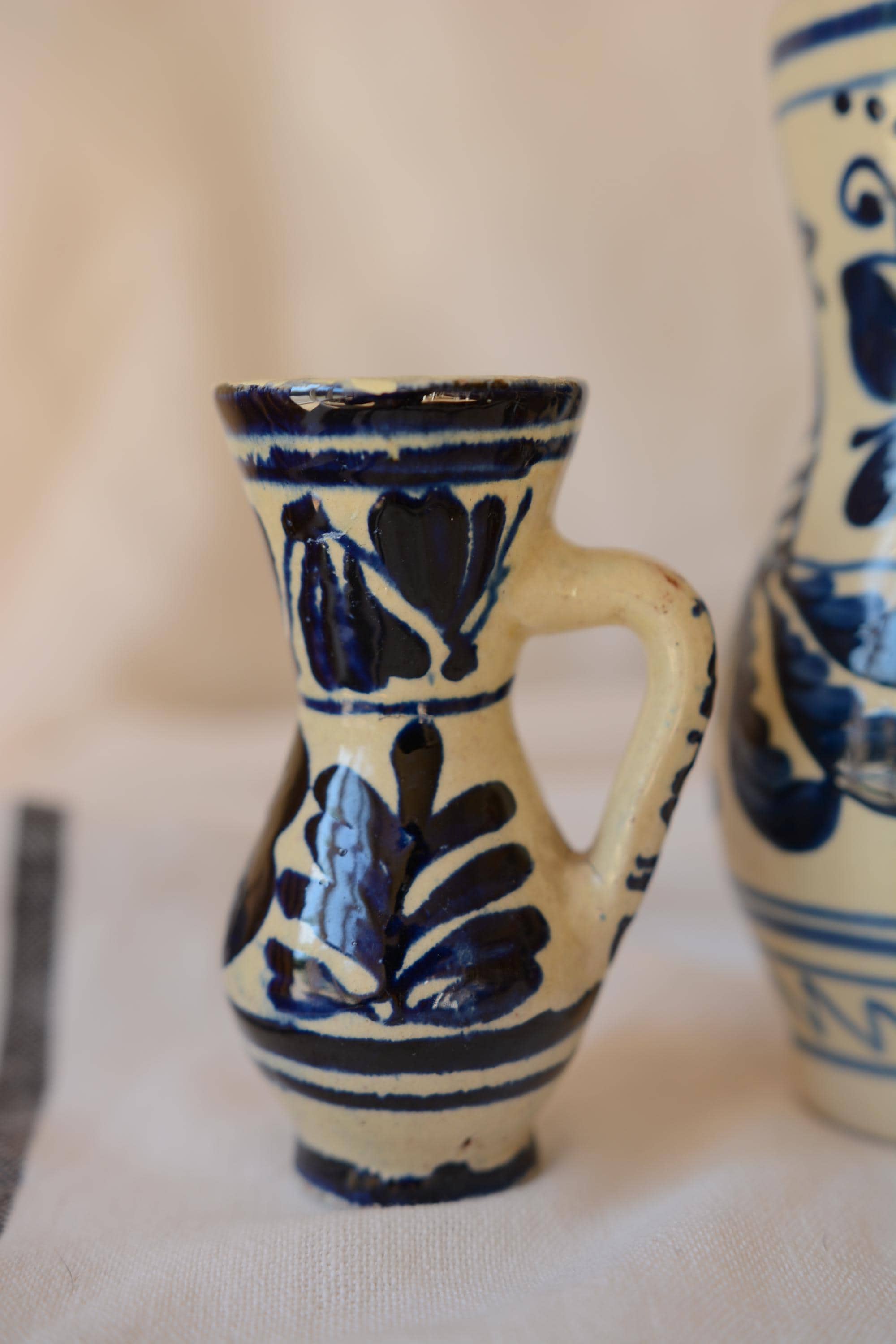 ヴィンテージのKorond陶器のピッチャー：小さな手描きの花柄の水差し