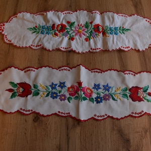 Vintage Hungarian Kalocsa Hand Embroidered Oval Shape Small Tablecloths