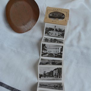 Cuillère louche décorative vintage en cuivre et mini livret de cartes postales en accordéon - Souvenirs de Sofia, Bulgarie - Souvenirs d'Europe de l'Est du milieu du siècle