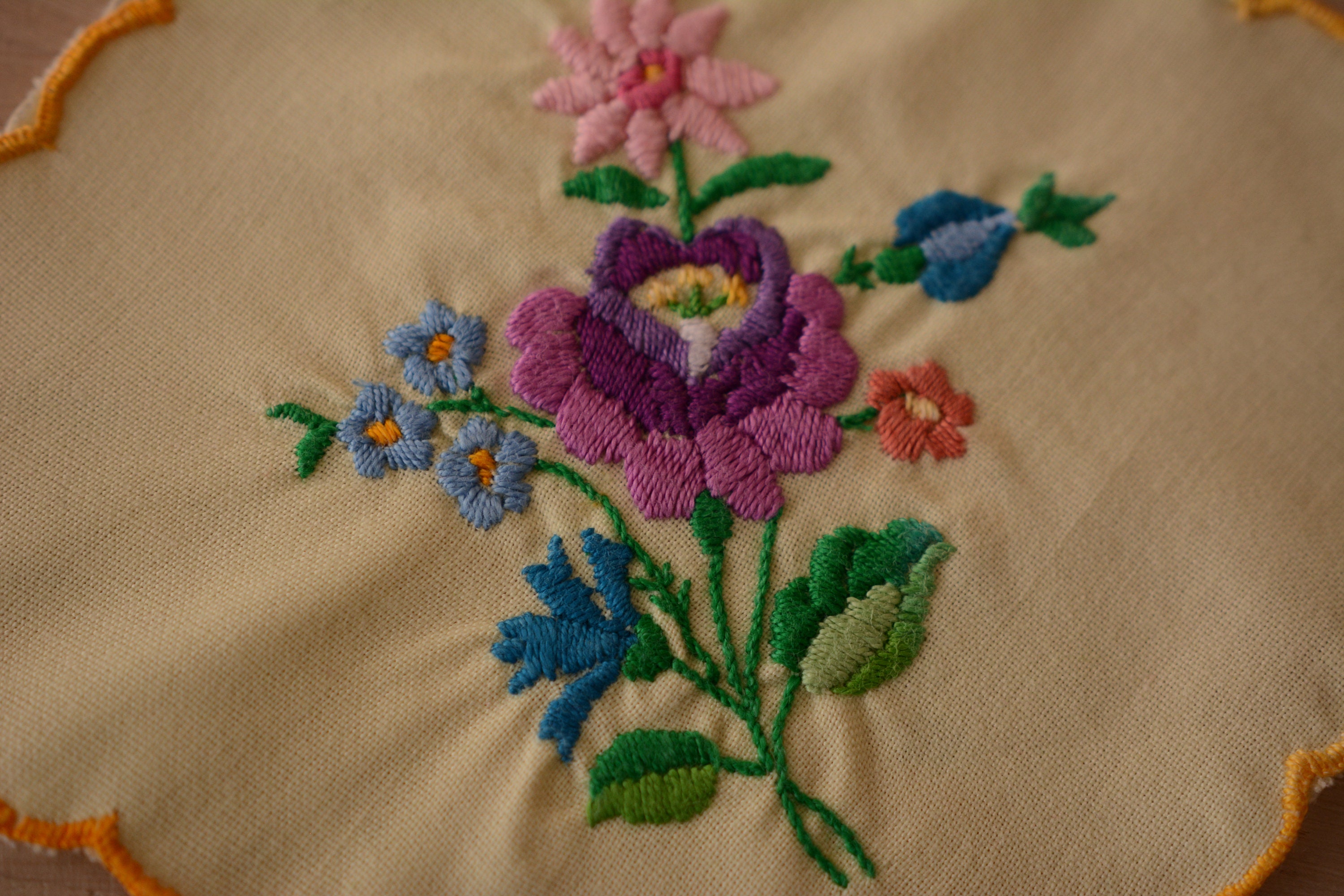 ヴィンテージ ハンガリー カロチャ 手刺繍 小さな正方形テーブルクロス