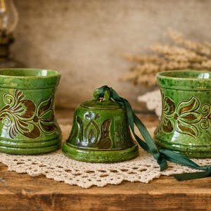 Coppia di tazze vintage fatte a mano / tazze Korond verdi e una campana