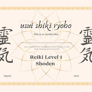 Peut inclure: Un certificat avec une bordure dorée et un motif de mandala décoratif au centre. Le texte "usui shiki ryoho" est en haut du certificat. Le texte "Ceci certifie que" est sous le titre. Le texte "霊気" est sur les côtés gauche et droit du certificat. Le texte "Reiki Level 1 Shoden" est au centre du certificat. Le texte "Signé" est en bas à gauche et "Date" est en bas à droite.