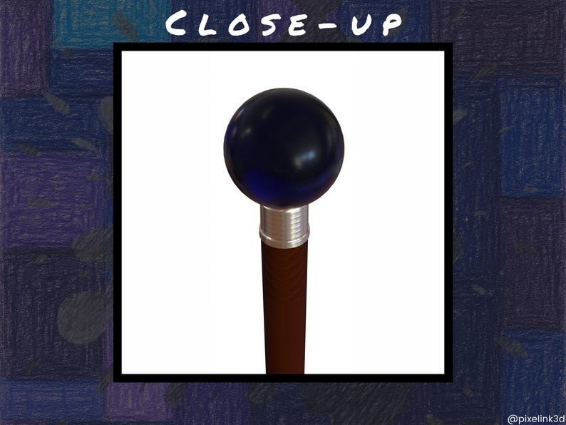 Puede incluir: Primer plano de un bast&oacute;n. El bast&oacute;n tiene un mango esf&eacute;rico azul oscuro, una banda plateada y un eje marr&oacute;n. El texto "CLOSE-UP" est&aacute; en la parte superior de la imagen.