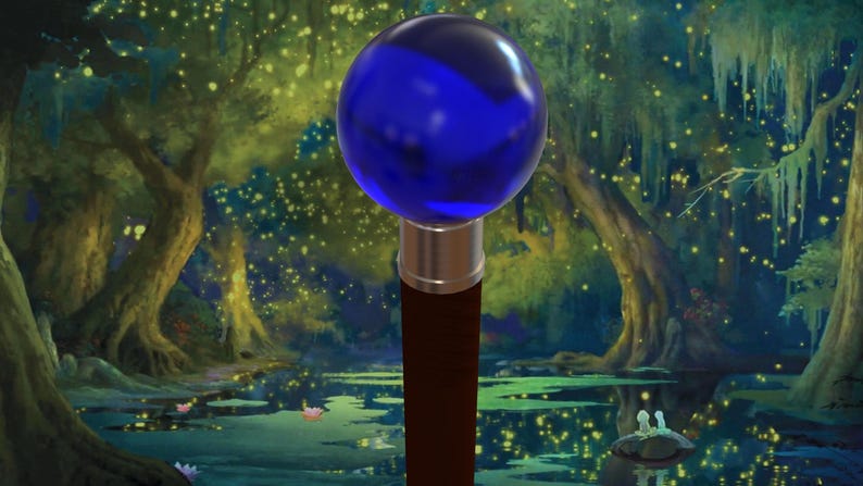 Puede incluir: Un bast&oacute;n marr&oacute;n oscuro con un collar plateado y una gran esfera azul transl&uacute;cida en la parte superior. El fondo es una escena de pantano con &aacute;rboles, agua y una luz suave y brillante.
