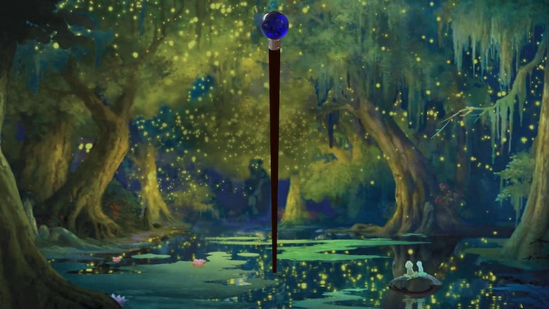 Puede incluir: Un bast&oacute;n de color marr&oacute;n oscuro con un orbe azul en la parte superior, sobre un fondo de una escena de pantano con exuberantes &aacute;rboles verdes y luces brillantes. El bast&oacute;n est&aacute; en el agua.