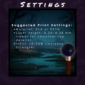 Puede incluir: Imagen con la palabra "SETTINGS" en la parte superior. Debajo, se enumeran "Configuraci&oacute;n de impresi&oacute;n sugerida", incluido el material, la altura de la capa (0,20-0,28 mm) y el relleno (15-25%). Una esfera azul oscuro se encuentra encima de un bast&oacute;n marr&oacute;n y plateado.