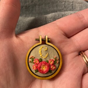 Carta personalizable con rosas sobre collar colgante de madera