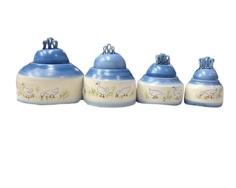 Set van vier keramische boerenhuisjes met boerenhuisjes, ganzen of eenden