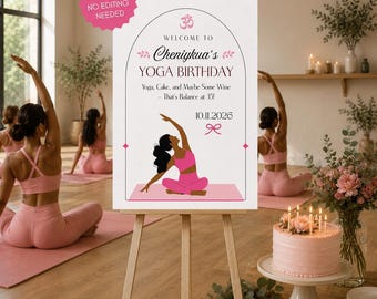 Puede incluir: Un letrero de bienvenida de cumpleaños rectangular blanco sobre un caballete de madera con un arco rosa, un símbolo Om y una ilustración de una persona en pose de yoga. El texto dice: Welcome to Cheniykua's Yoga Birthday, Yoga, Cake, and Maybe Some Wine.