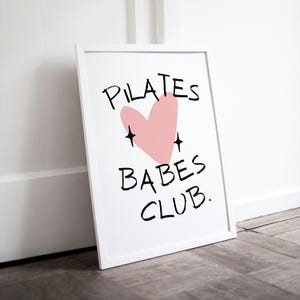 Pilates Babes Club Druck, Rosa Pilates Studio Dekor, Umkleideraum Kunst für Mädchen, Pilates Prinzessin Wandkunst, Rosa Poster | DIGITAL