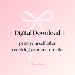 Może przedstawiać: Grafika do pobrania cyfrowego na r&oacute;żowym tle z białą kokardą i tekstem "Digital Download" oraz "print yourself after receiving your custom file." Tekst jest czarny w kroju szeryfowym. Nazwa sklepu "House of Ogi" znajduje się na dole.