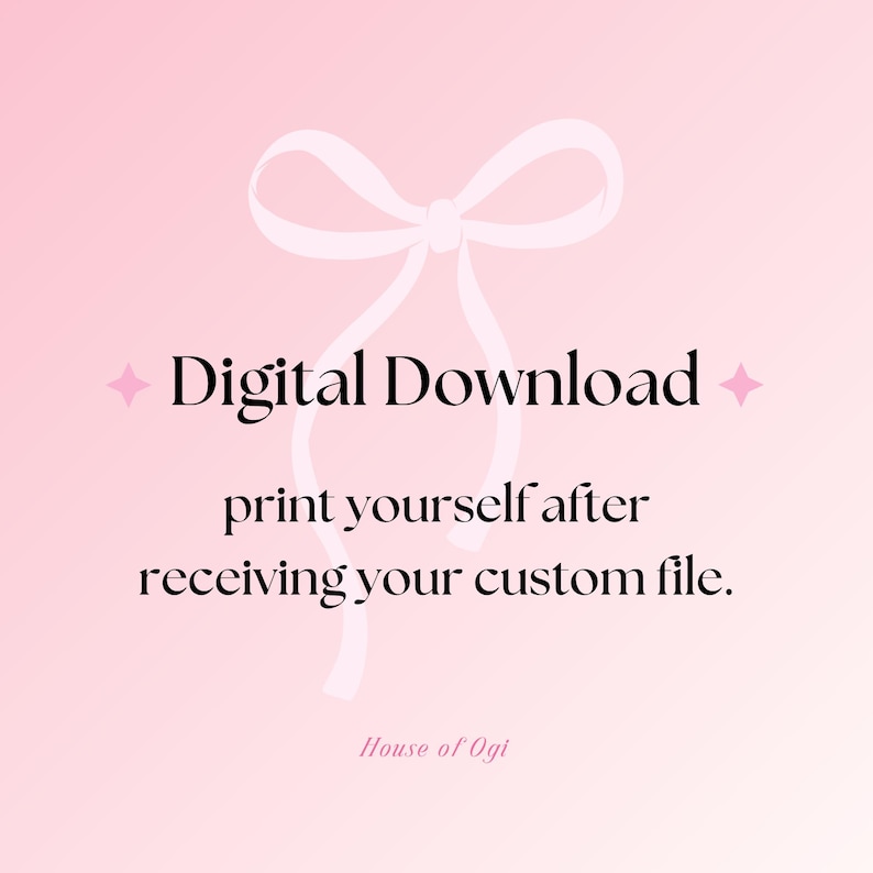 Może przedstawiać: Grafika do pobrania cyfrowego na r&oacute;żowym tle z białą kokardą i tekstem "Digital Download" oraz "print yourself after receiving your custom file." Tekst jest czarny w kroju szeryfowym. Nazwa sklepu "House of Ogi" znajduje się na dole.