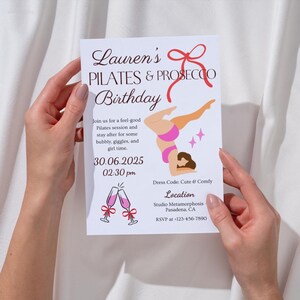 Puede incluir: Una tarjeta de invitaci&oacute;n blanca con el texto "Lauren's Pilates & Prosecco Birthday" en una fuente decorativa. La tarjeta presenta una ilustraci&oacute;n de una persona haciendo Pilates, junto con los detalles del evento y la informaci&oacute;n de RSVP.