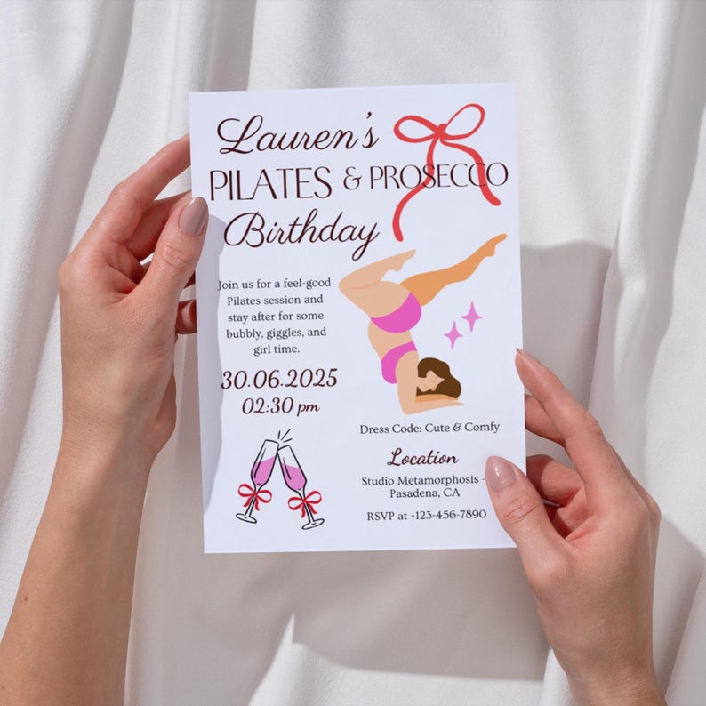 Puede incluir: Una tarjeta de invitaci&oacute;n blanca con el texto "Lauren's Pilates & Prosecco Birthday" en una fuente decorativa. La tarjeta presenta una ilustraci&oacute;n de una persona haciendo Pilates, junto con los detalles del evento y la informaci&oacute;n de RSVP.