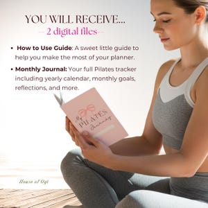 K&ouml;nnte beinhalten: Ein hellrosa Journal mit dem Titel My Pilates Journey und einer Schleifengrafik, gehalten von einer Person in grauer Sportkleidung. Der Text listet zwei digitale Dateien: einen Anleitungsleitfaden und ein Monatsjournal mit Kalender.