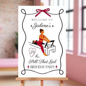 Może przedstawiać: Biały znak na sztaludze z bordową kokardą na g&oacute;rze. Na znaku widnieje napis "Welcome to Jailene's" i "34 & Still That Girl Birthday Party" z grafiką osoby ćwiczącej Pilates. Znak jest obramowany czarną ozdobną obw&oacute;dką.