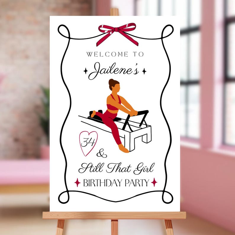 Może przedstawiać: Biały znak na sztaludze z bordową kokardą na g&oacute;rze. Na znaku widnieje napis "Welcome to Jailene's" i "34 & Still That Girl Birthday Party" z grafiką osoby ćwiczącej Pilates. Znak jest obramowany czarną ozdobną obw&oacute;dką.