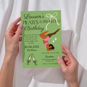 Puede incluir: Una tarjeta de invitaci&oacute;n verde con el texto "Lauren's Pilates & Prosecco Birthday". La tarjeta presenta una ilustraci&oacute;n de una persona haciendo una pose de pilates, dos copas de champ&aacute;n y detalles del evento.