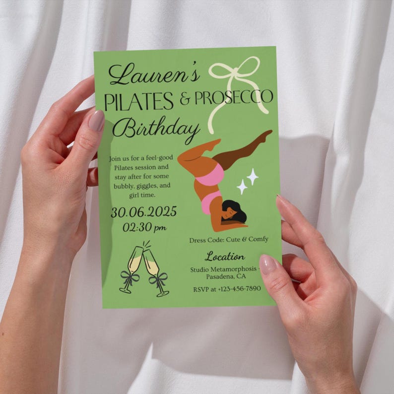 Puede incluir: Una tarjeta de invitaci&oacute;n verde con el texto "Lauren's Pilates & Prosecco Birthday". La tarjeta presenta una ilustraci&oacute;n de una persona haciendo una pose de pilates, dos copas de champ&aacute;n y detalles del evento.