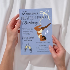 Puede incluir: Una tarjeta de invitaci&oacute;n azul claro con el texto "Lauren's Pilates & Prosecco Birthday". La tarjeta presenta una ilustraci&oacute;n de una persona haciendo Pilates, copas de champ&aacute;n y detalles del evento. El c&oacute;digo de vestimenta es "Cute & Comfy".